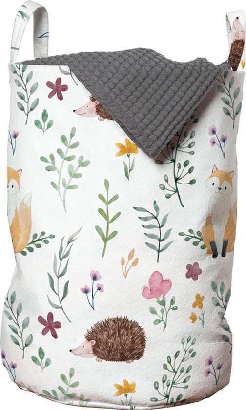 Wasmand met vosjes, egeltjes en bloemenprint in zachte kleuren. Bovenkant met grijze deken.
