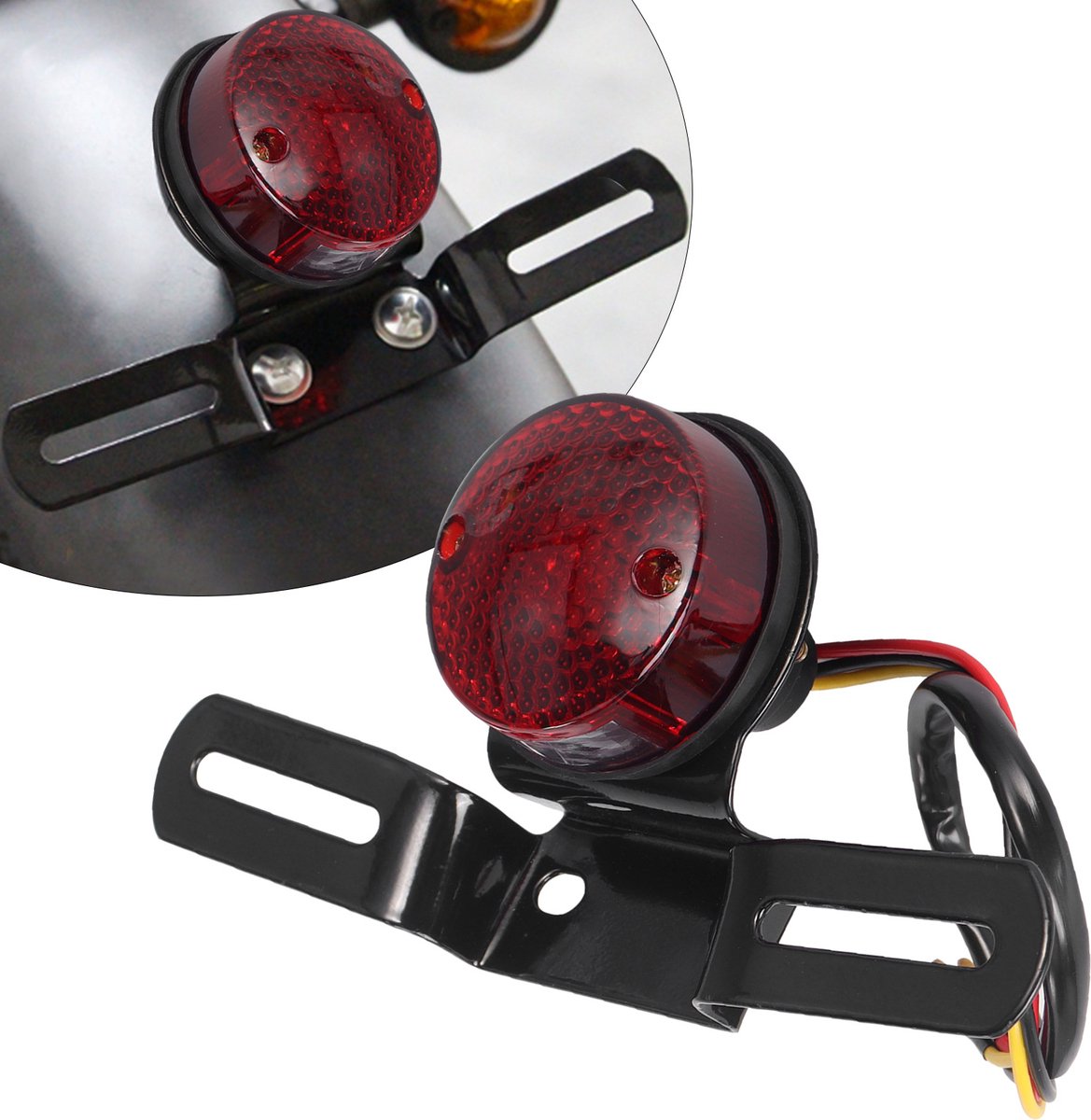 Rond motorachterlicht in vintage-stijl; geschikt voor aanpassingen aan Harley-cruisers; voorzien van een geïntegreerde kentekenplaathouder en rem-/achterlicht, een metalen voet en een rood waarschuwingslicht.