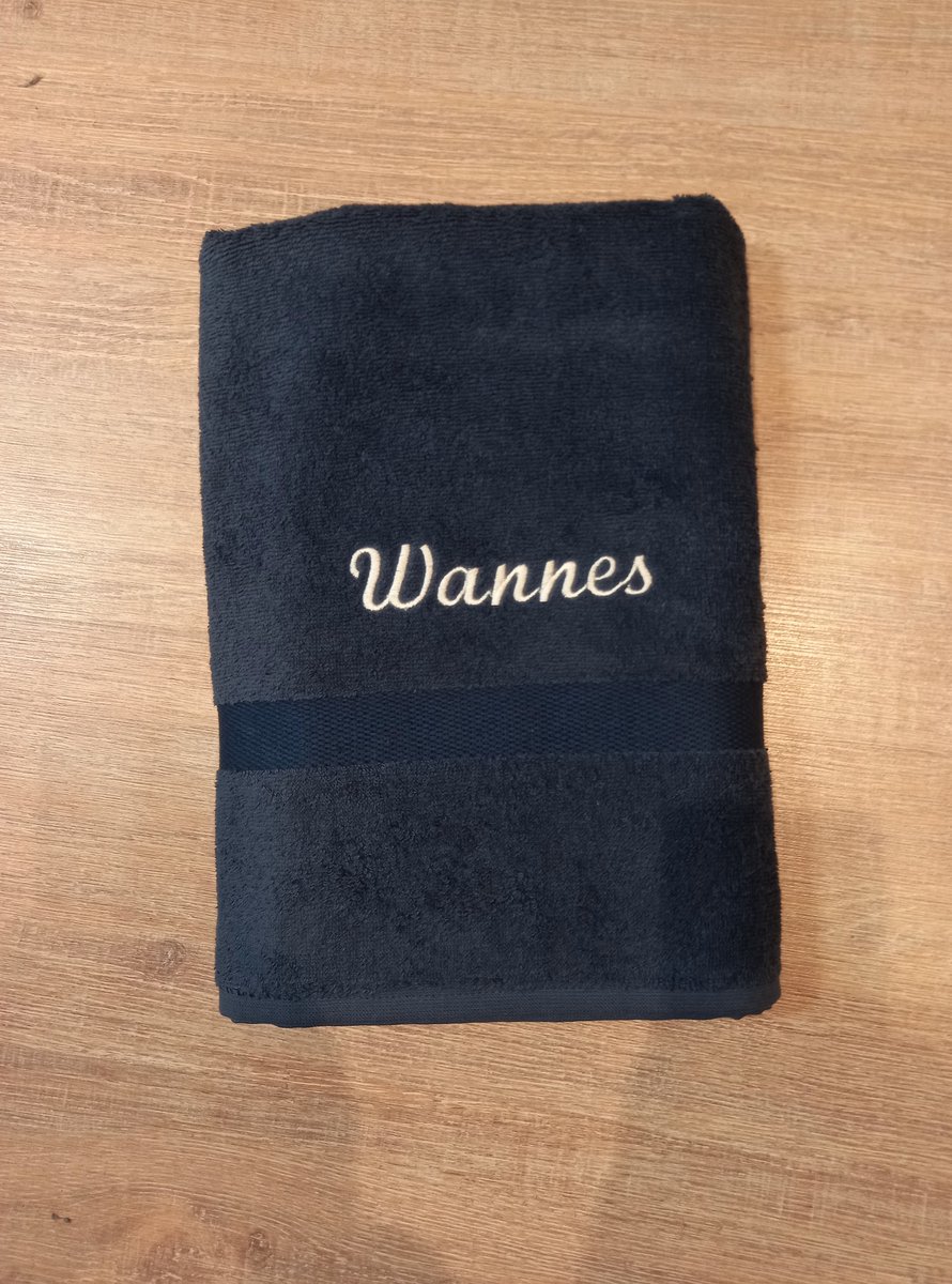 Gepersonaliseerde handdoek marine blauw met naam geborduurd