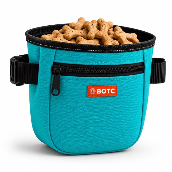 Turquoise trainingszakje gevuld met botvormige traktaties, met ritsvak en BOTC logo.