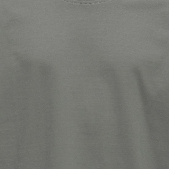 Close-up van de textuur van een effen donkergrijs T-shirt.