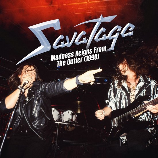 Savages. Madness Reigns From The Gutter (1990) album cover met twee mannelijke muzikanten op een podium.
