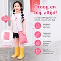 Meisje met een roze regenjas met sterren en eenhoorns, gele laarzen, en een bijpassende tas. Tekst: "Droog en blij, altijd!"