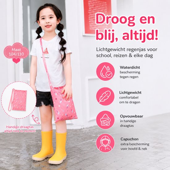 Meisje met een roze regenjas met sterren en eenhoorns, gele laarzen, en een bijpassende tas. Tekst: "Droog en blij, altijd!"