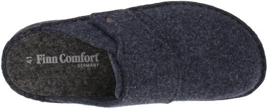 Bovenaanzicht van een donkerblauwe wollen pantoffel met Finn Comfort logo.