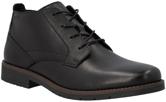 Zwarte Rieker veterboot met veters en reliëfdetail op de veters.