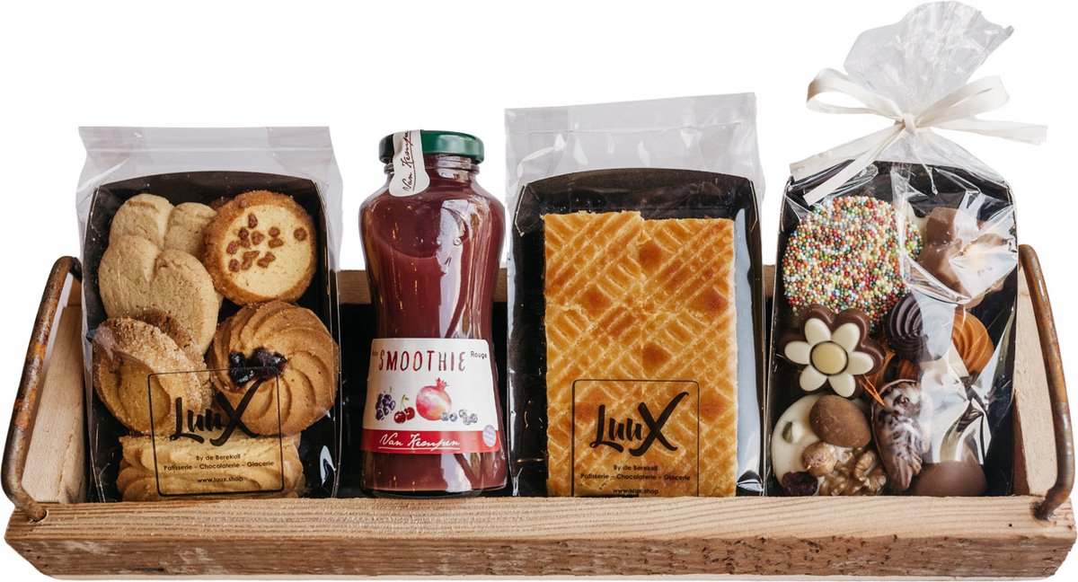 Chocolade, koekjes en smoothie pakket op houten tray klein