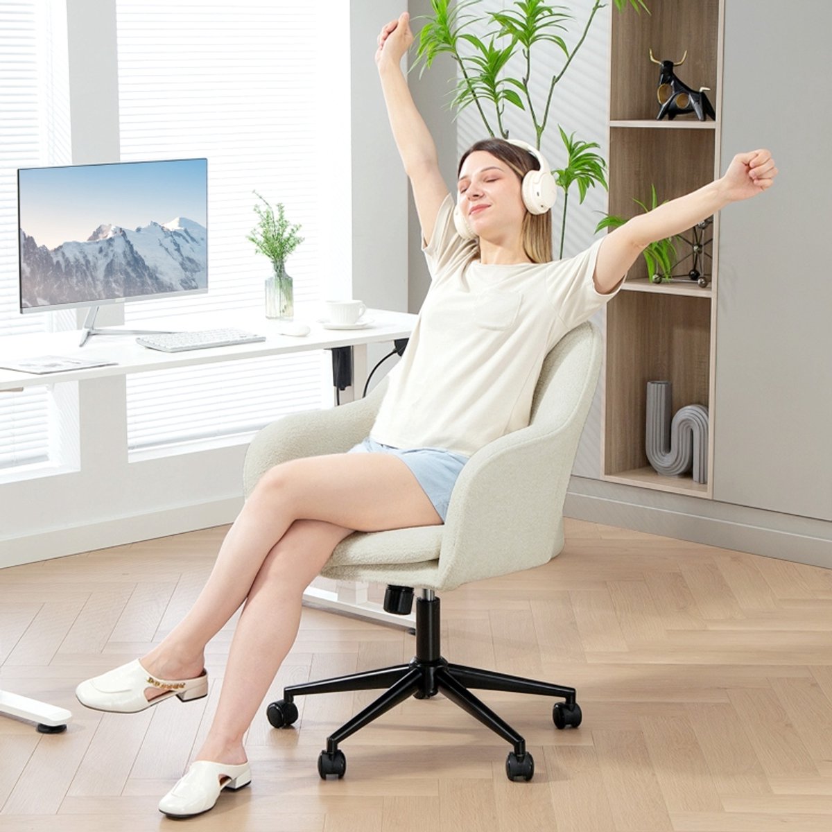 MIVRAY Bureaustoel 60 X 63 X 84 94 Cm Verstelbare Zithoogte 360 Graden Draaibaar Met Armleuningen Voor Thuiswerk En Make Up Stof Beige