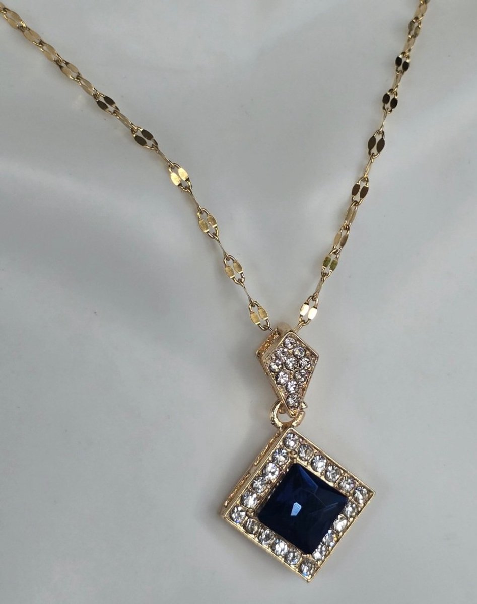 Ketting goudkleurig met hanger donkerblauwe steen | Ketting | Chique