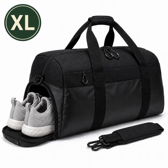 Sac de sport XL noir avec un compartiment à chaussures séparé sur le côté, contenant des baskets grises à semelles blanches. Le sac est présenté avec une bandoulière amovible.