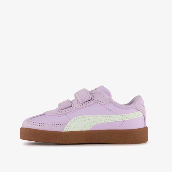 Zij-aanzicht van een lila sneaker met klittenbandsluitingen, crème-kleurige strepen en bruine zool.