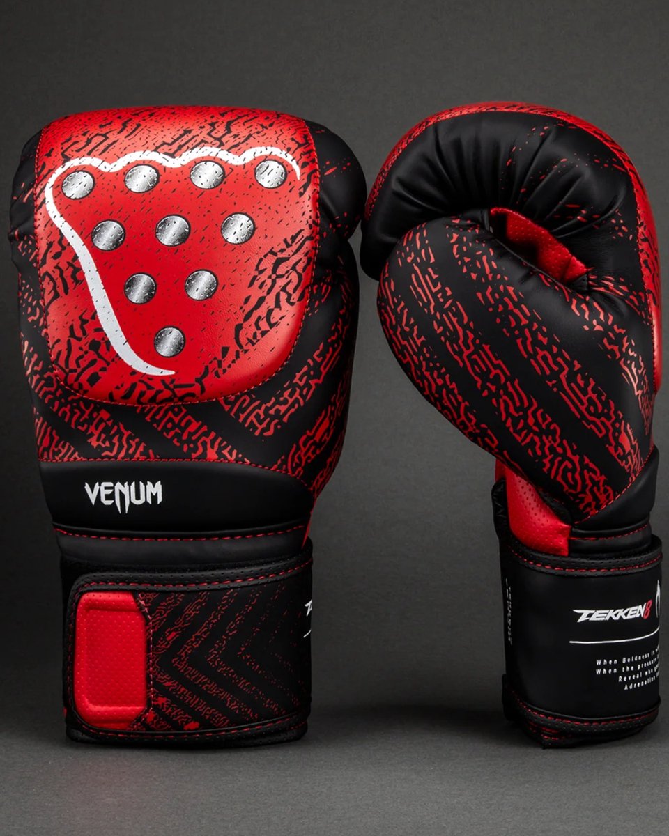 Venum x TEKKEN 8 Kazuya Bokshandschoenen – Rood/Zwart – 14 oz