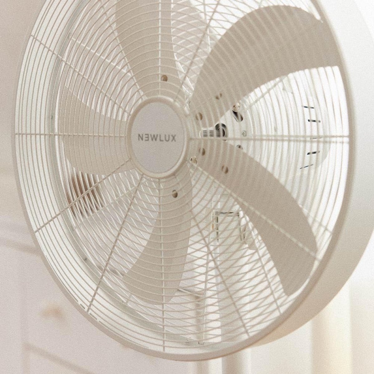 SnelShoppen - Staande Ventilator W3050 met 5 Metalen Vleugels, Hoogte Verstelbaar 120-130 cm, Automatische Oscillatie 80°, 3 Snelheden, Opvouwbare Sta