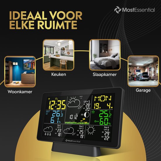 Zwart weerstation met kleurenscherm geplaatst in verschillende interieurs: woonkamer, keuken, slaapkamer en garage.