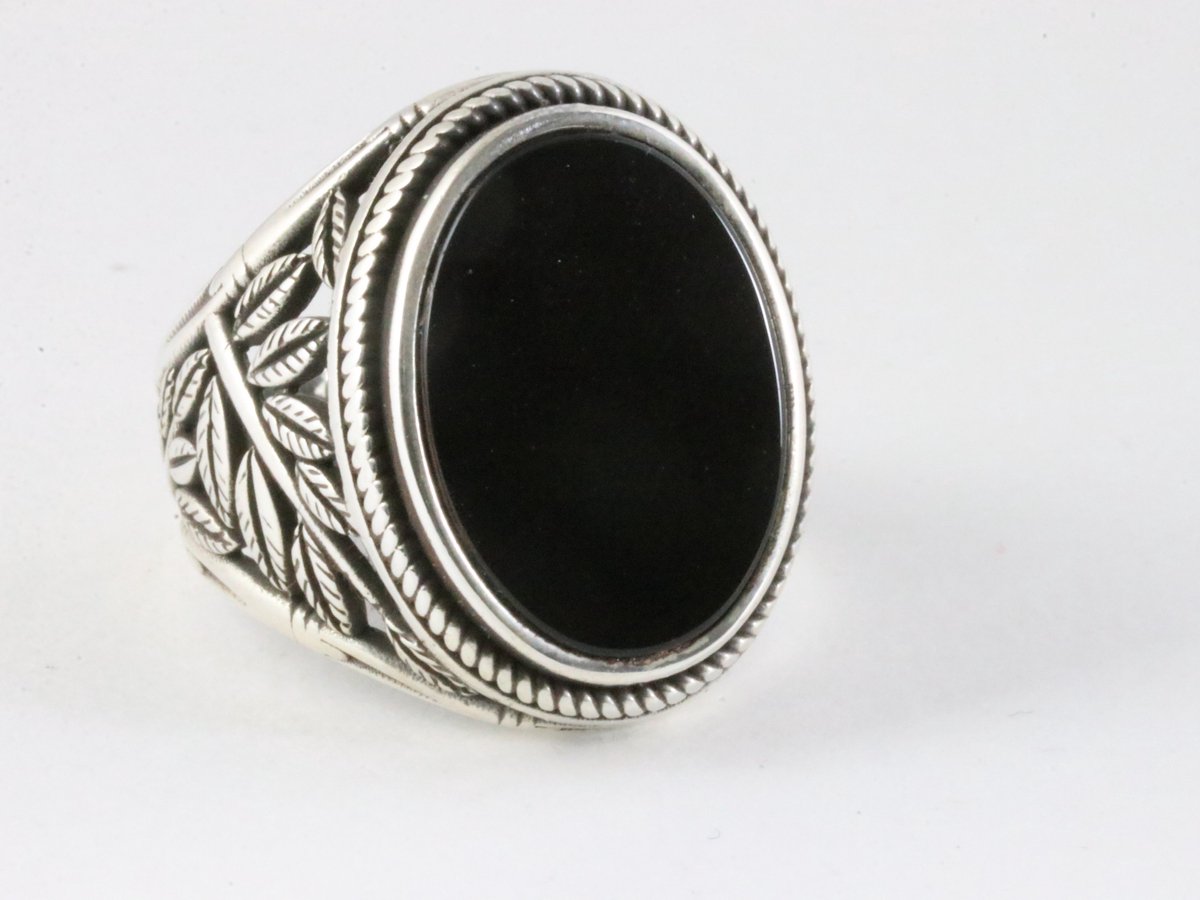 Zware bewerkte zilveren ring met onyx - maat 20
