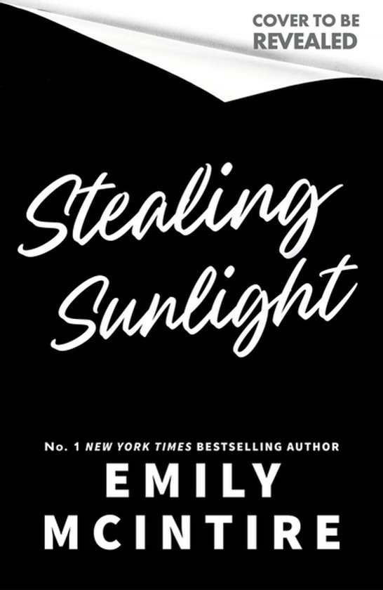 Boekomslag met de titel 'Stealing Sunlight' in witte sierlijke letters op een zwarte achtergrond. Geclaimd als No. 1 New York Times Bestseller van Emily McIntire.