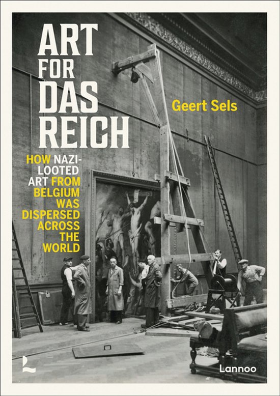 Boekomslag 'Art for Das Reich' over door Nazi's geroofde kunst uit België. Met een zwart-witfoto van kunstenaars die een schilderij ophangen.