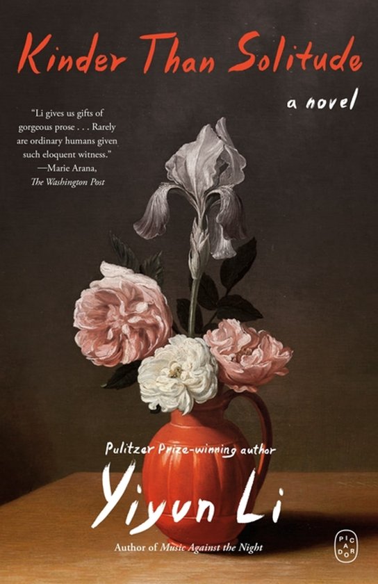 Boekcover van "Kinder Than Solitude" met een stilleven van bloemen in een vaas.