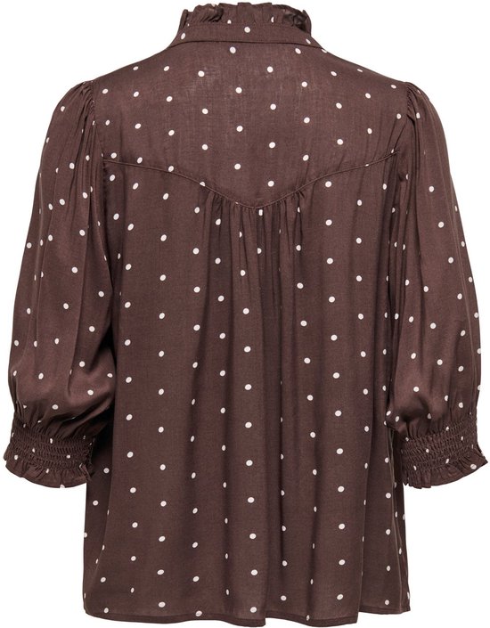 Achterkant van een bruine blouse met witte stippen, opstaande kraag, knopen en driekwart mouwen.