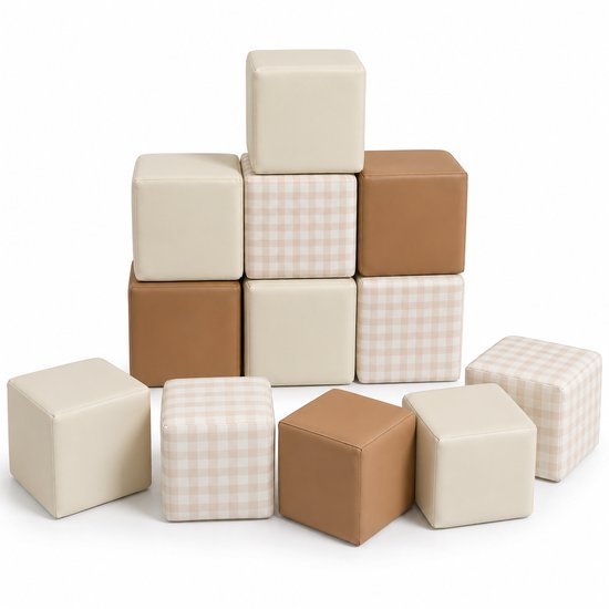 Twaalf zachte foam blokken in crème, beige ruitjes en bruin, gestapeld en rondom de stapel op een witte achtergrond.