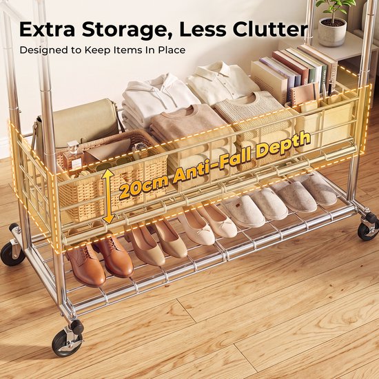 Zilveren kledingrek met planken vol met kleding, tassen en boeken. Onderop staan schoenen en slippers.