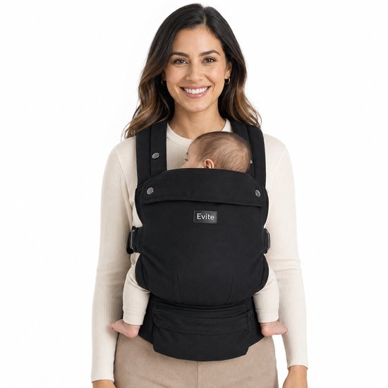 Een vrouw met een baby in een zwarte Evite draagzak, op witte achtergrond.