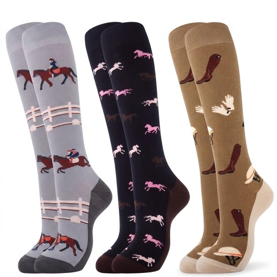 Trois paires de chaussettes mi-mollet sur fond gris, bleu marine et marron, avec des chevaux et des cavaliers.