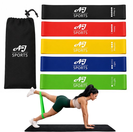 Vijf AJ Sports latex weerstandsbanden in zwart, rood, geel, blauw en groen, met draagtas. Een vrouw gebruikt de groene band voor een beenoefening.