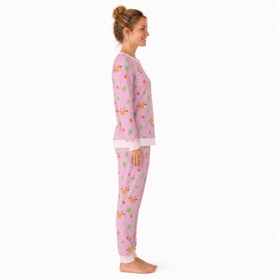 Zijaanzicht roze pyjama met luiaards en bladerenprint. Model draagt maat M.