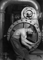 Poster Famous PowerHouse Mechanic Working On Steam Pump - Lewis Hine 1920 - Large 70x50 cm Liggend - Iconisch / vintage / retro / industrieel  - US Sexy Man