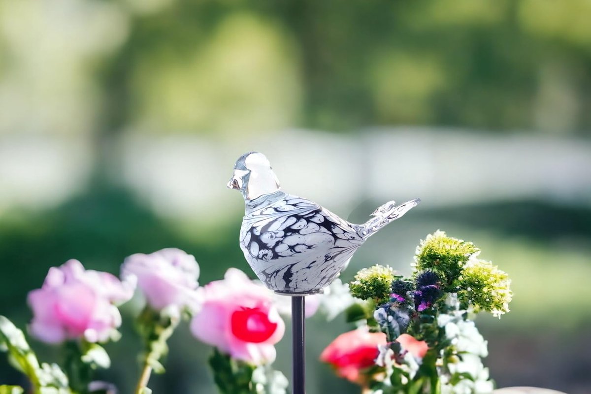 Tuinsteker met Vogel - Handgemaakt glas - Zwart Wit - Vogel op stok - Tuindecoraties - Tuindeco voor buiten - Tuin decor - Dieren voor buiten