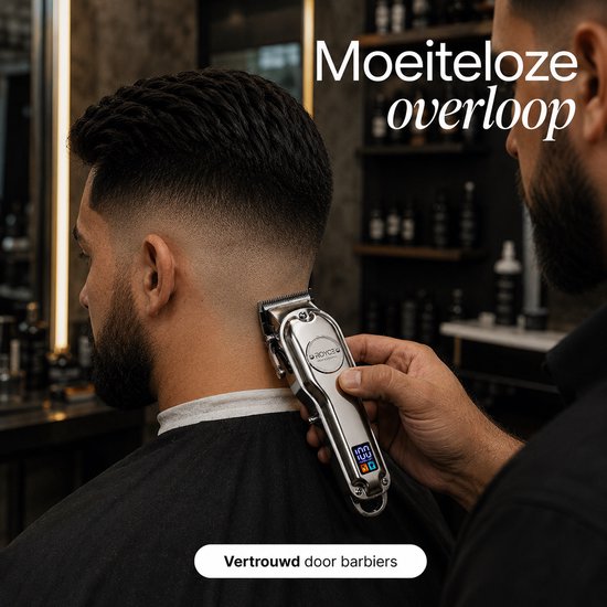 Een barbier trimt een man met een zilverkleurige Royce tondeuse.