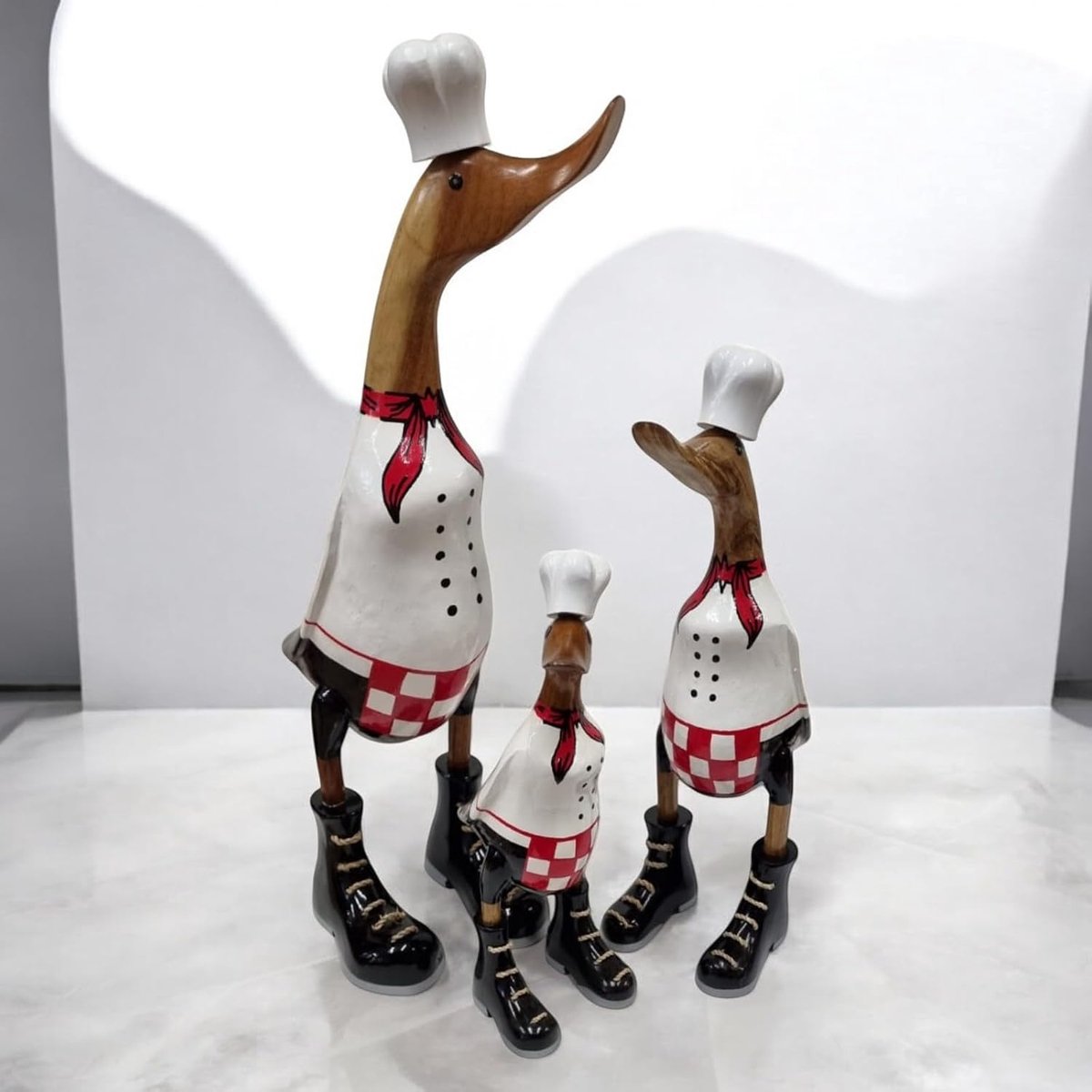 Decoratieve eend van hout – handgesneden in kok-outfit – keukenfiguur met muts en schort – grappige houten figuur als geschenk of keukendecoratie, evenals voor restaurants (L: 49x11x20cm)