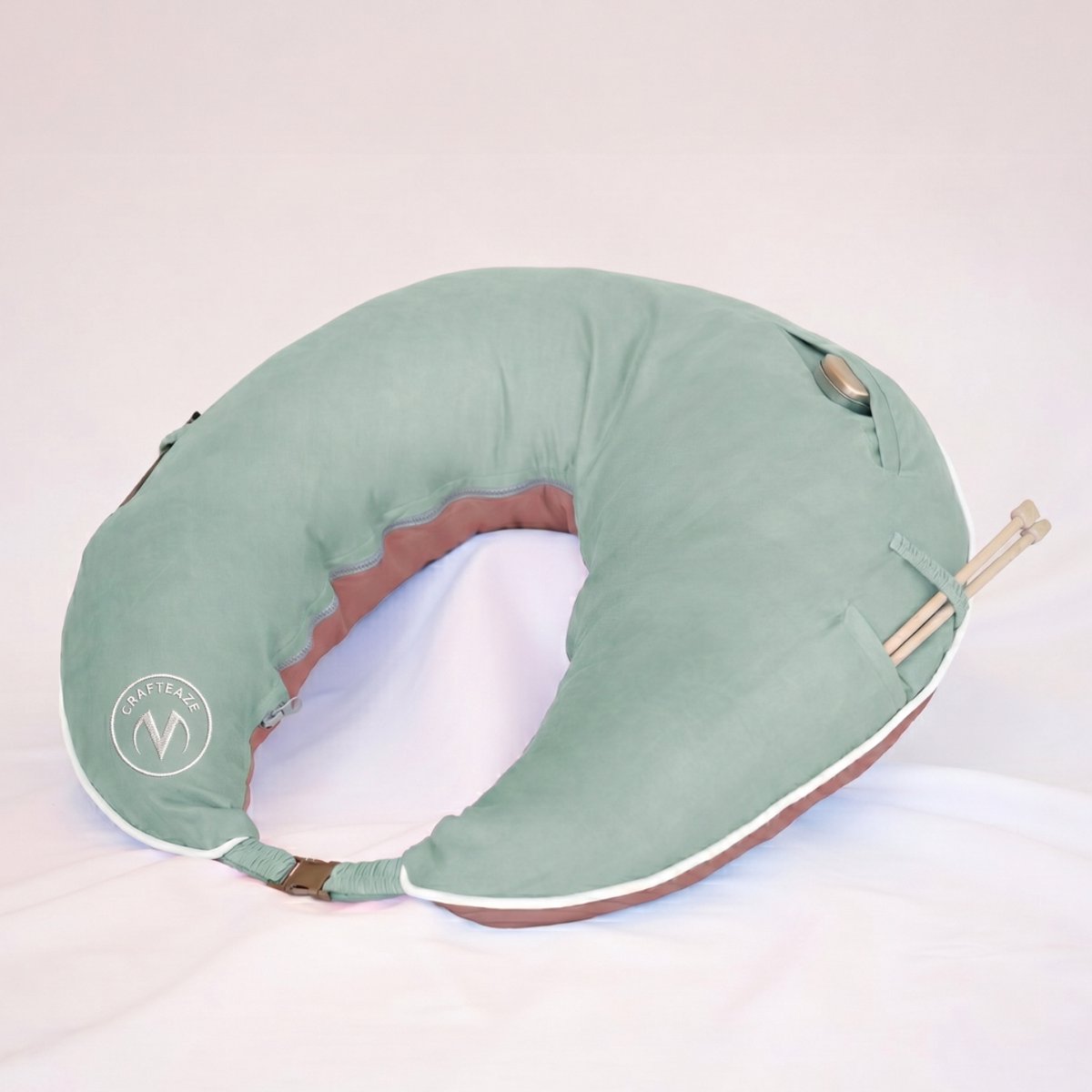 Crafteaze Maker's Pillow – Ergonomisch Haak- & Breikussen met Opbergvakken – Nek- en Armondersteuning – Perzikkleur