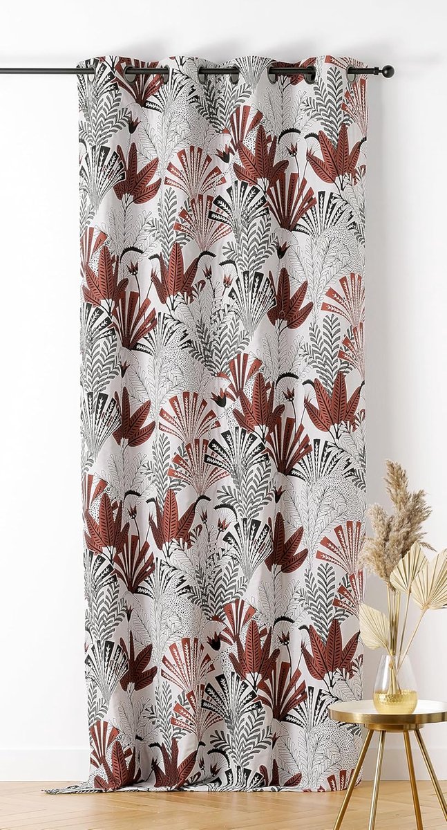 - Gordijn van stoffen Upcyclé – geweven en geverfd in Frankrijk – tropische stijl – afwerking met oogjes – kleur terracotta met witte achtergrond – afmetingen 140 x 240 cm – collectie Luxor