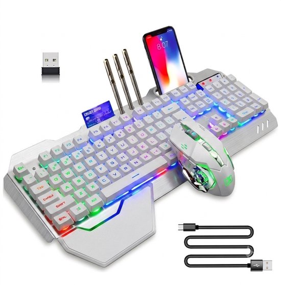 Wit gaming toetsenbord met RGB verlichting, QWERTY-indeling, muis en USB-ontvanger. Een smartphone staat rechtop in een houder.
