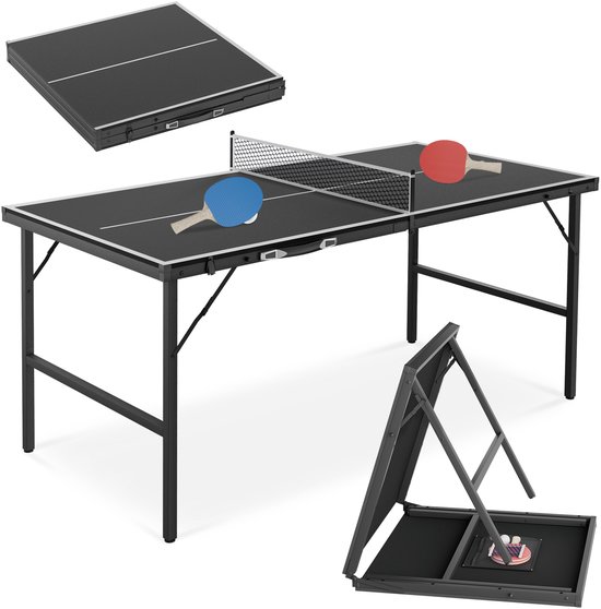 Zwarte tafeltennistafel, deels ingeklapt, met batjes en ballen. Een gesloten tafel is zichtbaar.