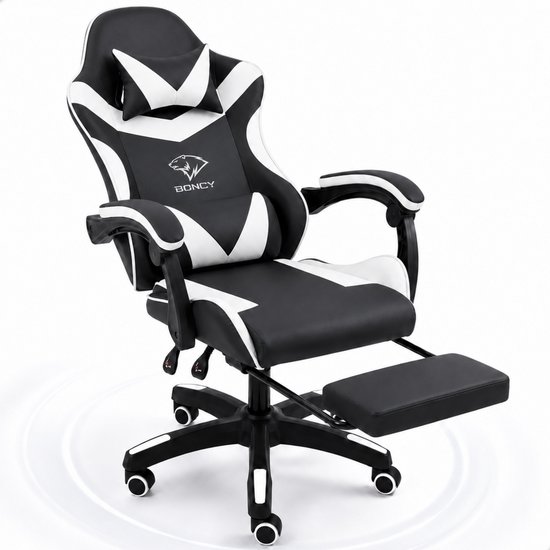 Zwarte en witte gamerstoel met een uitgeschoven voetsteun, op een witte achtergrond.