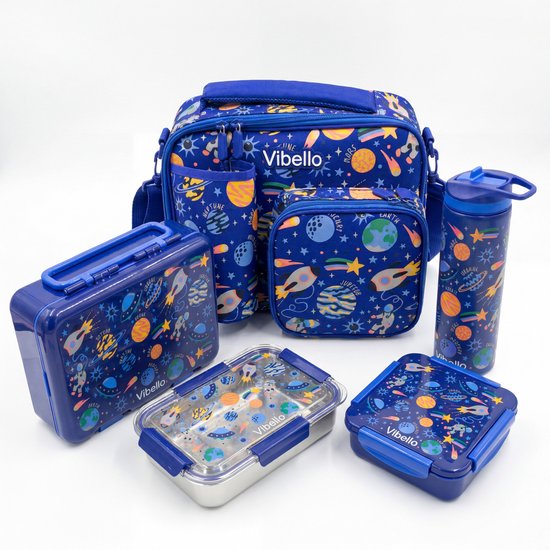 Sac à lunch bleu, boîtes à lunch et gourde avec imprimé spatial, sur fond blanc.