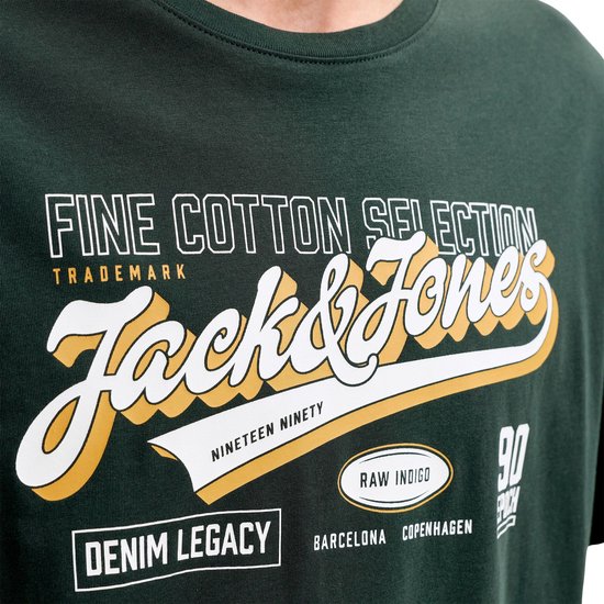 Donkergroen T-shirt met Jack & Jones logo, 'FINE COTTON SELECTION' en '1990'.