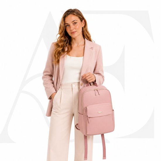 Vrouw met roze blazer, witte top en crème broek, met roze rugzak.