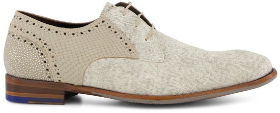 Enkele beige Floris van Bommel schoen met textuur, slangenleer en blauwe hak.