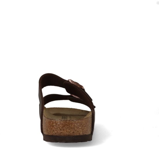 Achterkant van bruine Birkenstock Arizona slippers met koperkleurige gespen.