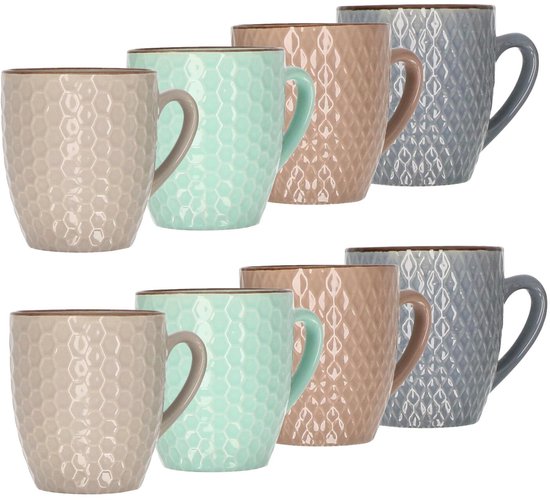 Deux rangées de quatre tasses de couleurs pastel. Les tasses de gauche et du milieu ont un motif nid d'abeille, les deux de droite ont un motif en losanges. Les bords sont bruns.