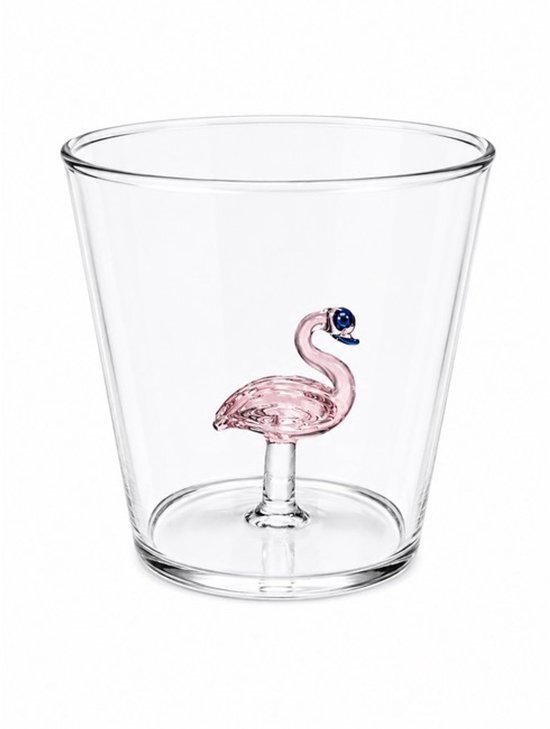 Un verre transparent avec un flamant rose en verre aux plumes roses et aux yeux bleus.