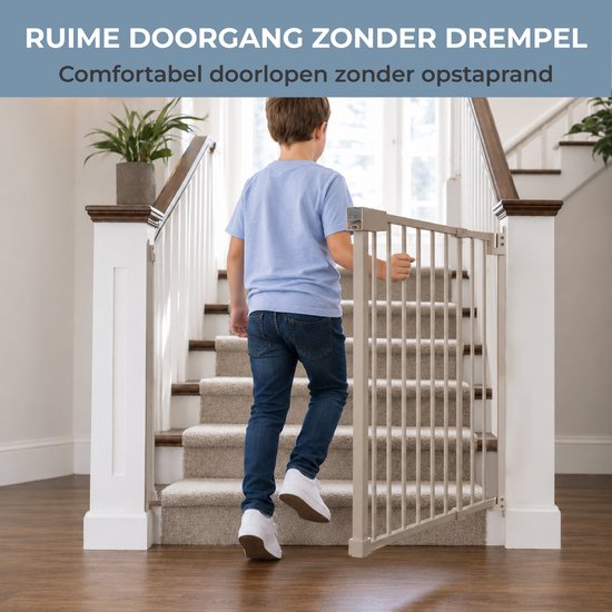 Jongen loopt een trap op langs een open beige traphekje zonder drempel.