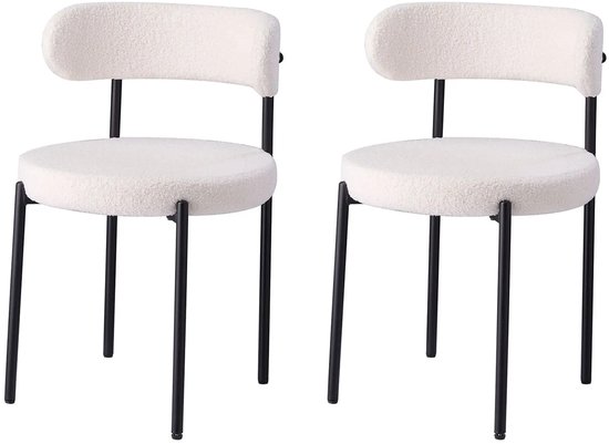 Deux chaises en tissu peluche blanc avec dossiers incurvés et pieds en métal noir sur fond blanc.