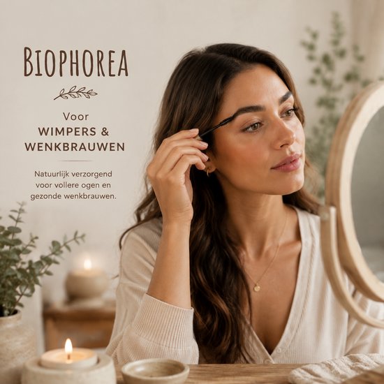 Vrouw met wimperborstel, met tekst 'BIOPHOREA Voor WIMPERS & WENKBRAUWEN'
