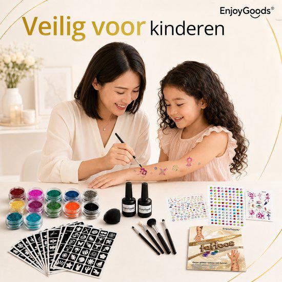 Vrolijke moeder en dochter maken glittertatoeages op de arm van het kind. Op tafel liggen glitters, lijm, penselen, spons, stickers en de set.
