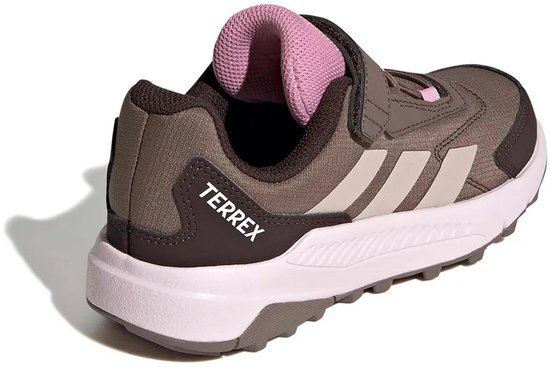 Bruine kinderschoen met roze accenten en beige strepen. Het woord TERREX staat op de zijkant.